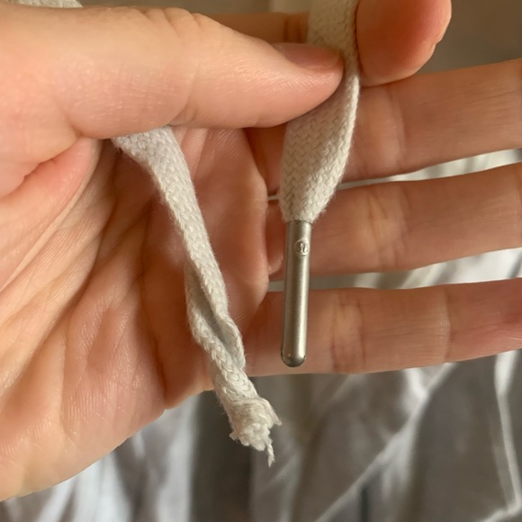 Lululemon Coast Easy Wrap. Size 8 - Picture 9 of 10